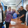 Sendi Fardiansyah Optimis Nasdem Bisa Temani Langkahnya Menuju Pilkada Kota Bogor Sendi Fardiansyah saat menyerahkan formulir pendaftaran penjaringan Bacawalkot Bogor kepada Ketua DPD Partai Nasdem, Benninu Argobie. (Yudha Prananda / Jabar Ekspres)