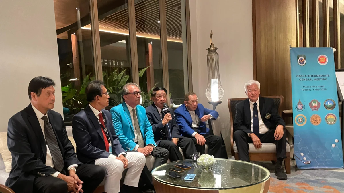 Jabar Jadi Tuan Rumah Turnamen Golf Asean, CASGA Sebut Sekaligus Promosi Destinasi Wisata Sekjen CASGA, Dato Shamsudin Ismail bersama para perwakilan Presiden Senior Golf negara-negara di ASEAN saat Intermediate General Meeting di Mason Pine Hotel, Kota Baru Parahyangan, Padalarang. Rabu (8/5).