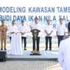 Bey Machmudin Dampingi Presiden Jokowi Resmikan Modeling Budidaya Ikan Nila Salin (FOTO: Kris - Satpres RI)