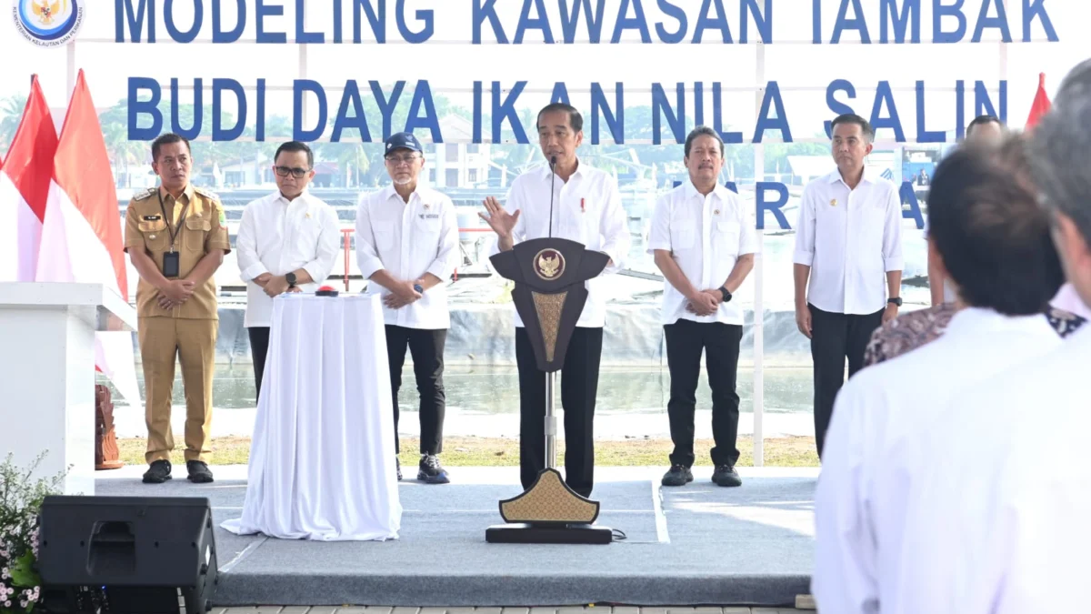 Bey Machmudin Dampingi Presiden Jokowi Resmikan Modeling Budidaya Ikan Nila Salin (FOTO: Kris - Satpres RI)