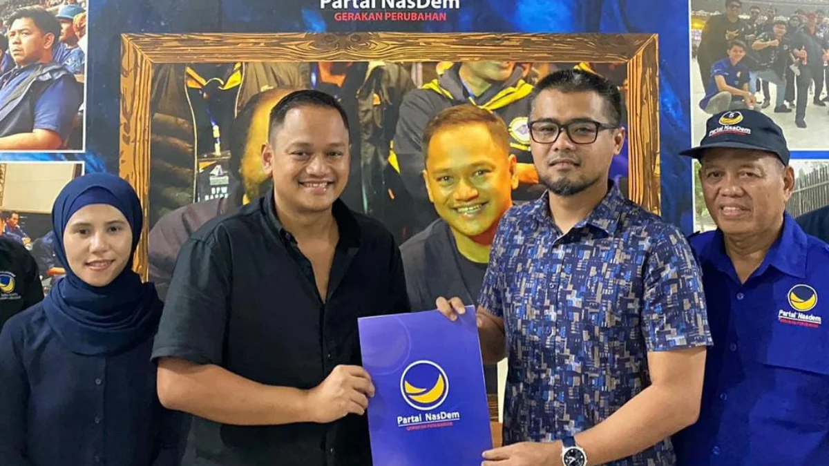 Eka Maulana (Kanan) saat menyerahkan berkas pendaftaran penjaringan Bacawalkot Bogor ke DPD Partai NasDem Kota Bogor. (Yudha Prananda / Jabar Ekspres)
