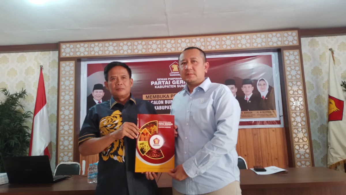 Denden Imadudin Soleh (Bakacada 2024) bersama Ketua Desk Pilkada Partai Gerindra Sumedang, Warson Mawardi (kiri) di Kantor Sekretariat Partai Gerindra DPC Kabupaten Sumedang. (Yanuar/Jabar Ekspres)