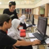 Ist. Calon peserta didik baru saat mendapatkan pendampingan proses pendaftaran PPDB tahun lalu dari pihak sekolah. Dok. Jabar Ekspres.