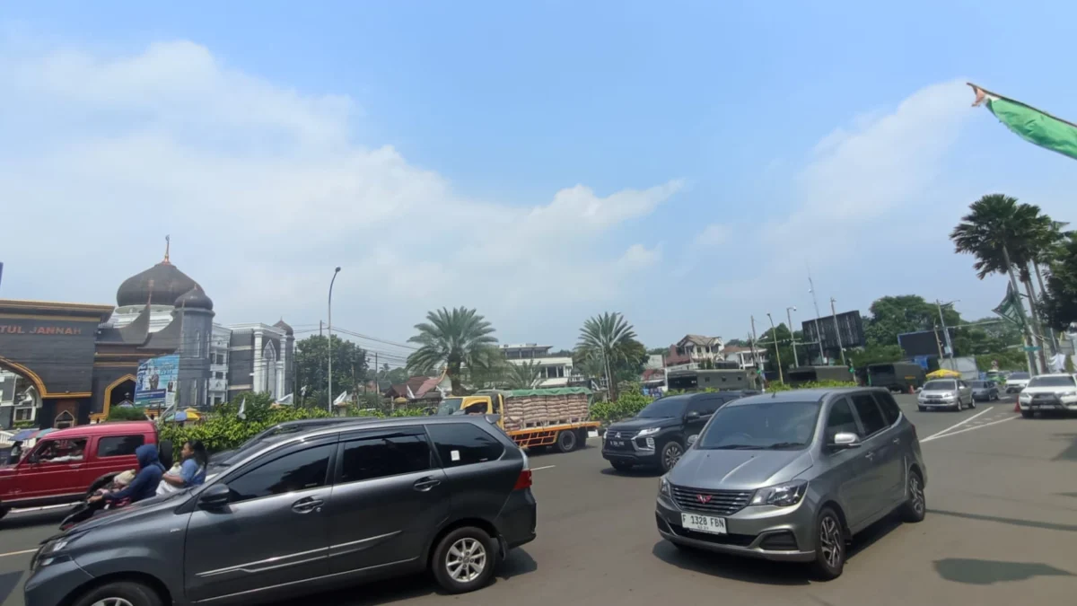 Kendaraan yang akan menuju Puncak, Kabupaten Bogor, Jumat (10/5). Foto : Sandika Fadilah /Jabarekspres.com