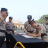 Kapolres Sukabumi Kota AKBP Ari Setyawan (kiri) saat menyaksikan prosesi serah terima jabatan. Dok Humas Polres Sukabumi Kota.