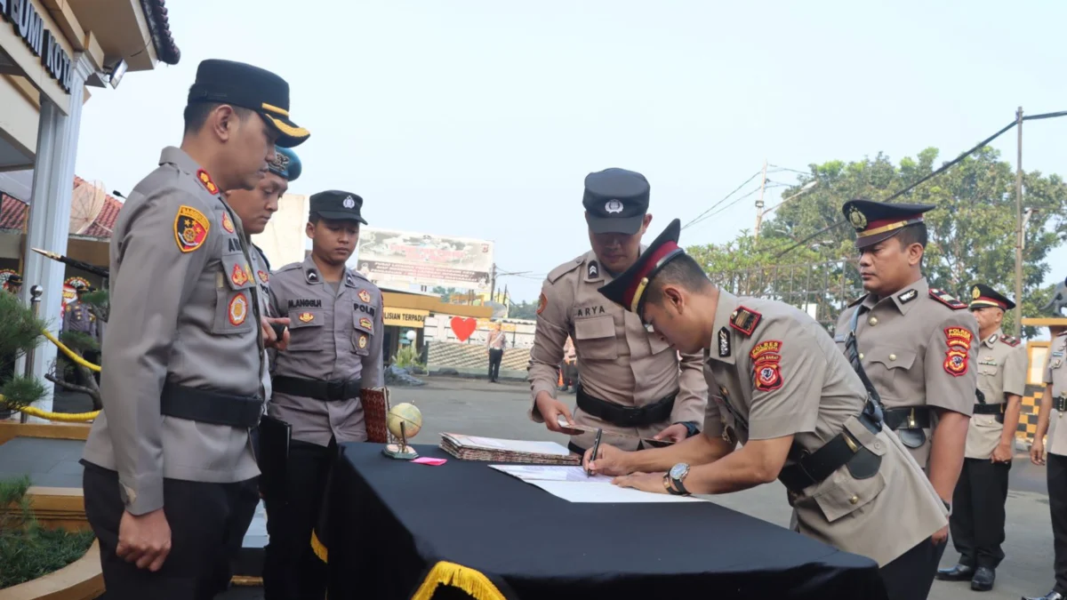 Mutasi dan Rotasi Pejabat Polres Sukabumi Kota, Ini Daftar Nama-namanya! Kapolres Sukabumi Kota AKBP Ari Setyawan (kiri) saat menyaksikan prosesi serah terima jabatan. Dok Humas Polres Sukabumi Kota.