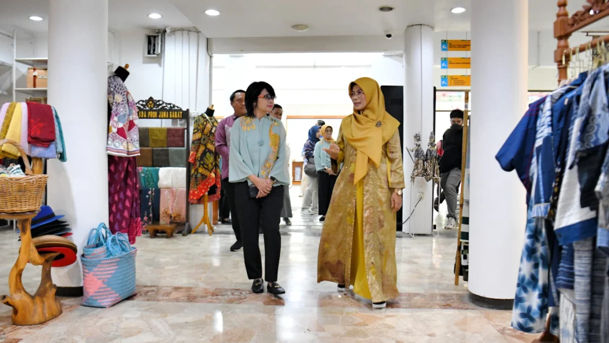 Penjabat Ketua Dekranasda Jawa Barat Amanda Soemedi Bey Machmudin menerima kunjungan dari Dekranasda Provinsi Gorontalo dalam kegiatan Benchmarking, Promosi, dan Bussiness Matching UMKM Fashion di Gedung Dekranasda Jabar, Kota Bandung, Jumat (10/5/2024).(Foto: Biro Adpim Jabar)