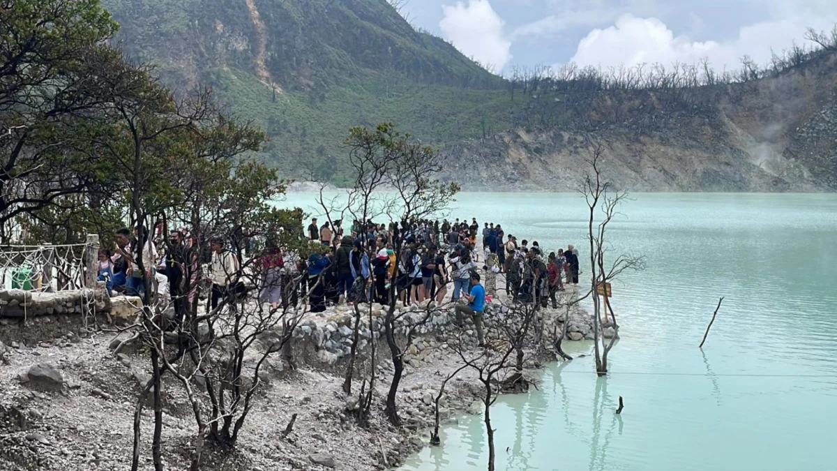 Antisipasi Lonjakan Wisatawan di Ciwidey dan Pangalengan, Polresta Bandung Siapkan Strategi Ini Wisatawan saat mengunjungi kawah putih. Dok Jabar Ekspres