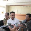 Bey Machmudin Lepas Keberangkatan Jemaah Haji Kloter Pertama Embarkasi Jakarta-Bekasi Bey Machmudin Lepas Keberangkatan Jemaah Haji Kloter Pertama Embarkasi Jakarta-Bekasi