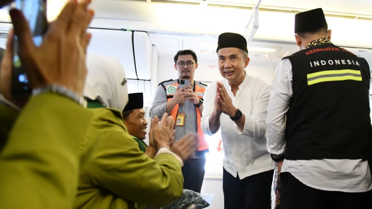 Bey Machmudin Lepas Keberangkatan Jemaah Haji dari Bandara Kertajati (Foto: Yogi Prayoga Dokpim Jabar)