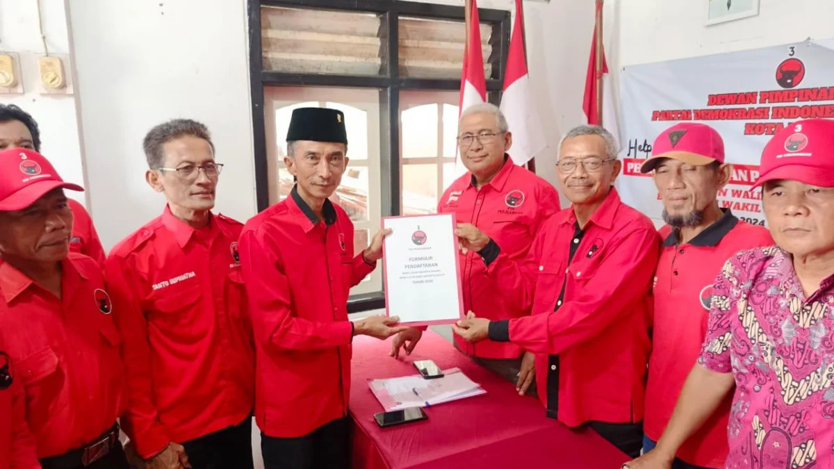 Nana Suryana (peci hitam) saat menyerahkan formulir pendaftaran Balon Wali Kota Banjar ke Kantor PDIP Kota Banjar, Jumat (19/4). (Foto: Cecep Herdi/Jabar Ekspres)