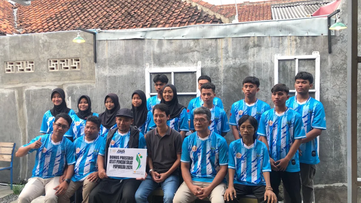 AHS (tiga depan dari kanan) saat memberikan reward kepada para atlet Pencak Silat asal Kota Banjar yang meraih medali di ajang Pekan Olahraga Pelajar Wilayah Daerah (Popwilda) Jawa Barat tahun 2024. (Istimewa)