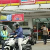 Rawan Aksi Premanisme, Jadi Sebab Pengelola Minimarket Lakukan Pembiaran Terhadap para Jukir Liar Ilustrasi: Juru Parkir (Jukir) di minimarket kawasan Jalan A.H. Nasution, Kota Bandung, Senin(13/5). (Pandu Muslim/Jabar Ekspres)