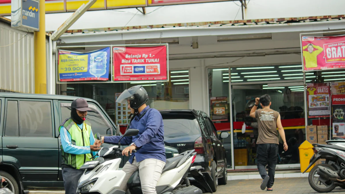 Rawan Aksi Premanisme, Jadi Sebab Pengelola Minimarket Lakukan Pembiaran Terhadap para Jukir Liar Ilustrasi: Juru Parkir (Jukir) di minimarket kawasan Jalan A.H. Nasution, Kota Bandung, Senin(13/5). (Pandu Muslim/Jabar Ekspres)