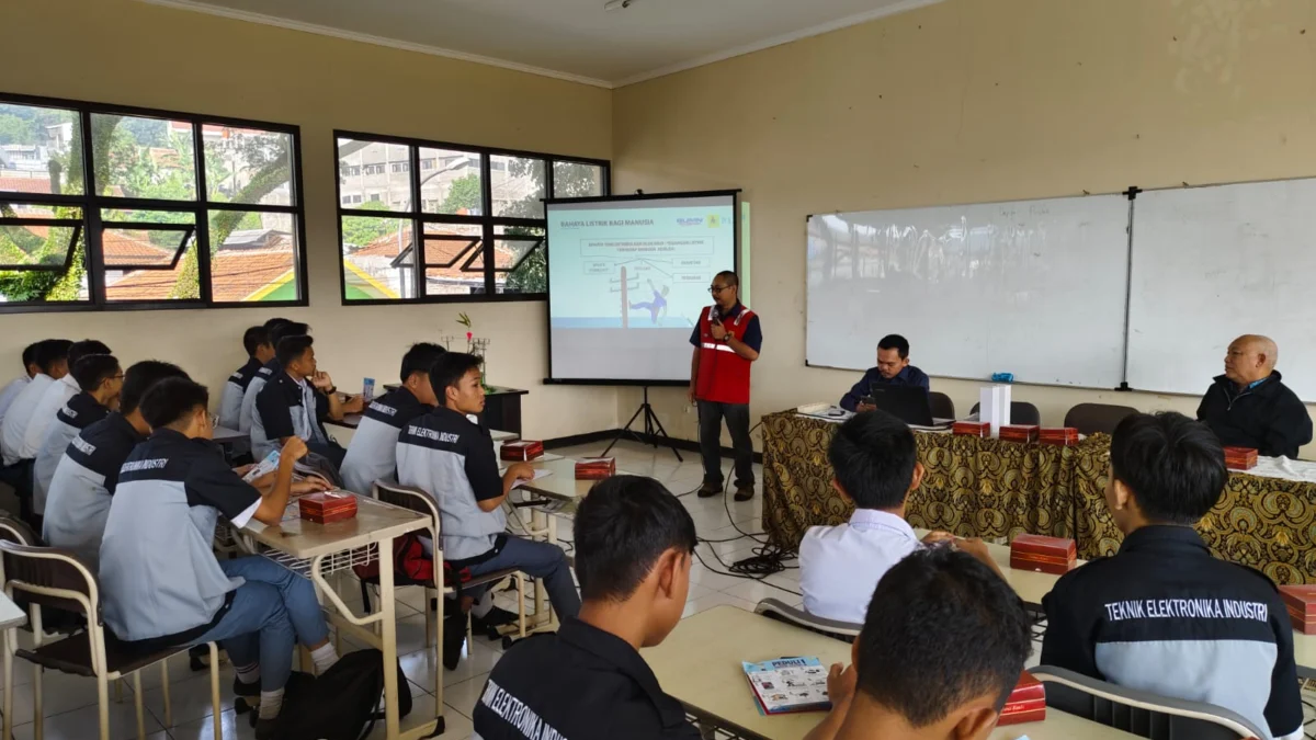 PLN UP3 Cimahi Edukasi Kepedulian Keselamatan Kelistrikan pada Siswa SMK