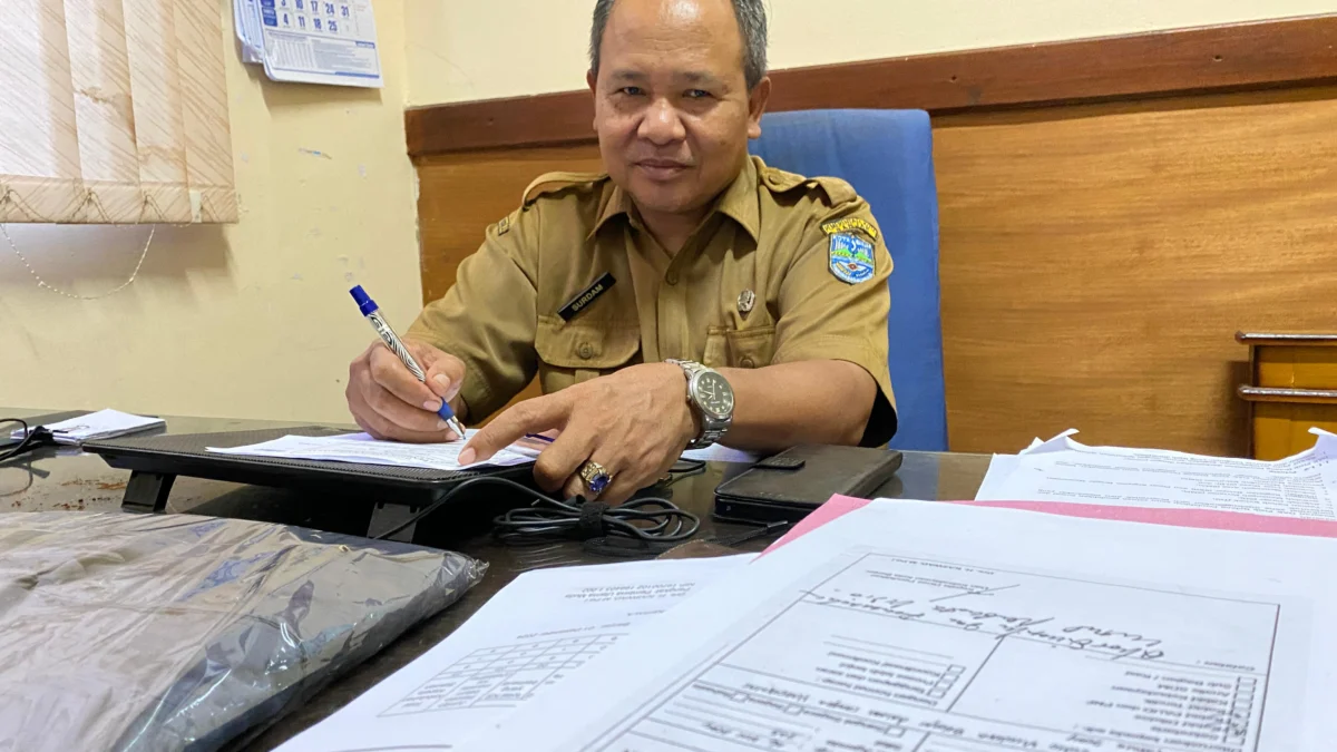 Kepala Bidang Pendidikan Dasar Dinas Pendidikan dan Kebudayaan Kota Banjar H Surdam saat ditemui di ruang kerjanya, Senin 13 Mei 2024. (Cecep Herdi/Jabar Ekspres)