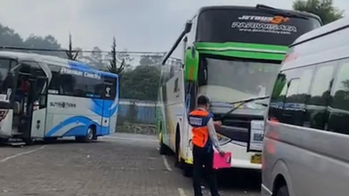 Petugas Dishub KBB saat melakukan uji kelaiakan kendaraan Bus Pariwisata di Cikole Lembang. Dok Dishub KBB