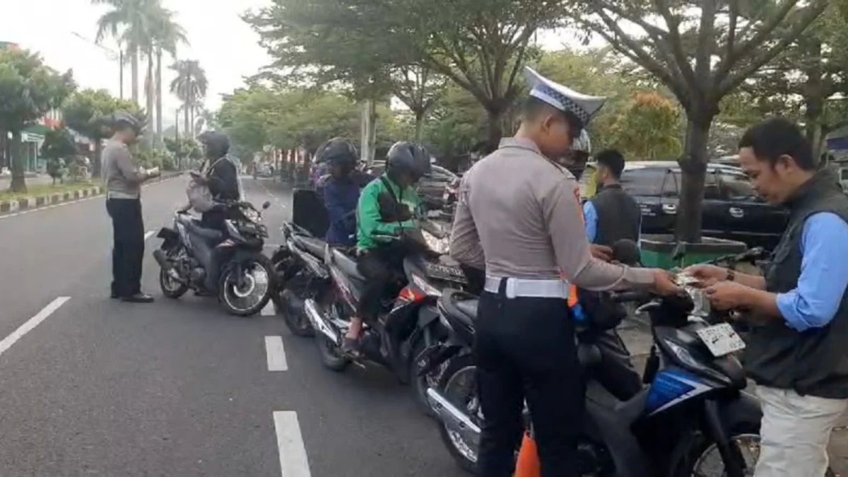 P3DW Kota Banjar Tekankan Disiplin Wajib Pajak Kendaraan Bermotor Polisi dan petugas dari P3DW Kota Banjar memeriksa kelengkapan dan pajak kendaraan bermotor di Jalan Didi Kartasasmita Kota Banjar, Selasa 14 Mei 2024. (Cecep Herdi/Jabar Ekspres)