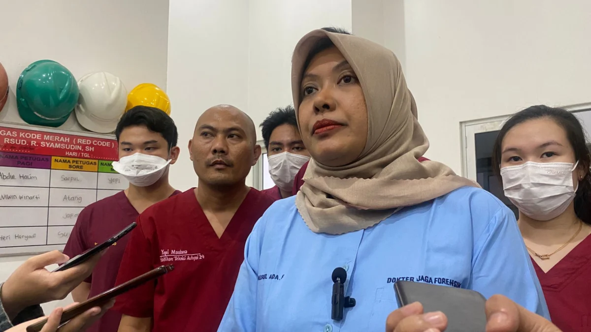 Dqokter forensik RSUD R. Syamsudin SH (Bunut), dr. Nurul Aida Fathia, saat diwawancarai awak media. Riki Achmad/Jabar Ekspres