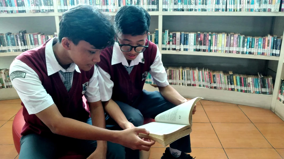 Tiga Siswa Jawara Olimpiade Fisika, Ingin Ciptakan Penemuan Baru yang Berguna FEATURE : Aksa dan Zetha saat ditemui di Perpustakaan Sekolahnya.
