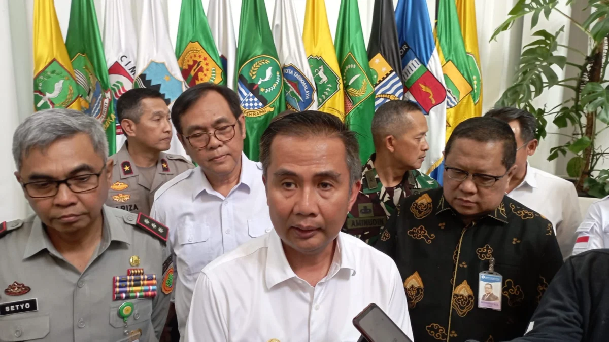Dok. Pj Gubernur Jabar, Bey Triadi Machmudin (tengah). Foto. Sandi Nugraha.