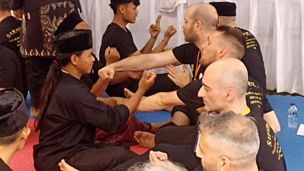 Para bule sedang belajar penca silat. Foto : Sandika Fadilah /Jabar Ekspres.com