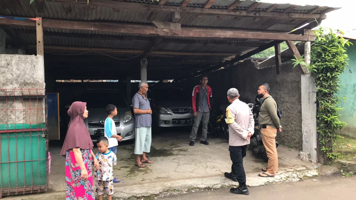 Polisi saat melakukan oleh TKP. Foto : Sandika Fadilah /Jabarekspres.com