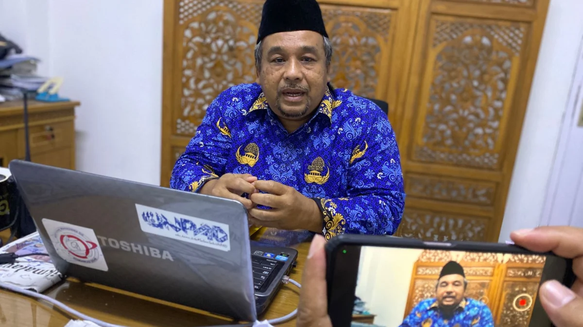 Wadir Umum dan Keuangan RSUD Banjar Ajat SKM MM saat diwawancara di ruang kerjanya, Jumat 17 Mei 2024. (Cecep Herdi/Jabar Ekspres)