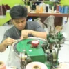 Pelaku usaha di Jabar sedang memproduksi kain rajut.