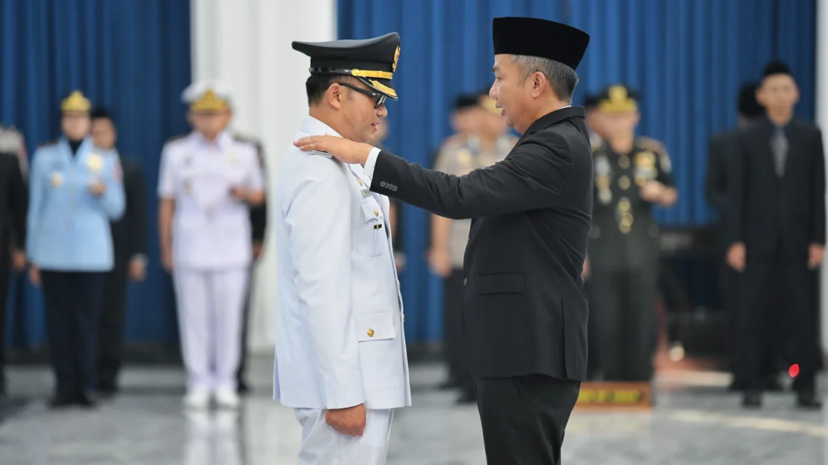 Lantik Pj Bupati Cirebon, Pesan Bey Machmudin: Layani Masyarakat dengan Penuh Dedikasi dan Tanpa Pamrih Foto: Biro Adpim Jabar)