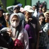 Ilustrasi: Antrean masyarakat penerima Bantuan Sosial (Bansos) . (Pandu Muslim/ Jabar Ekspres)