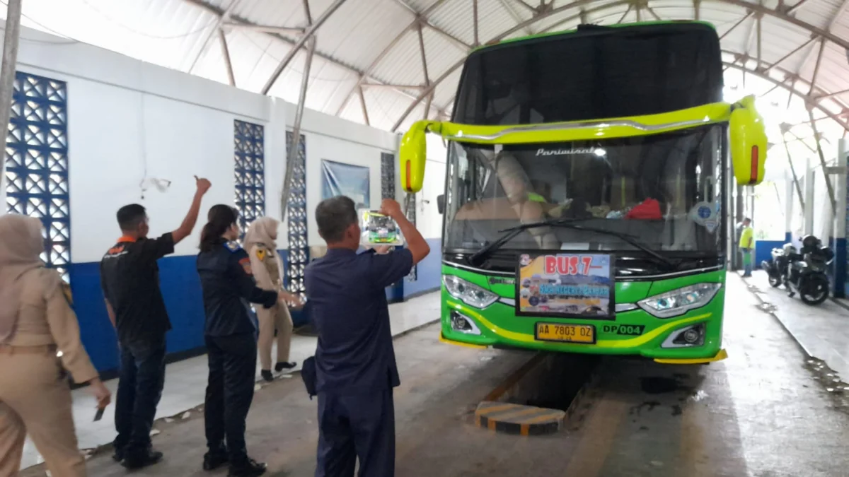 SMP 1 dan SMA 1 Banjar Tetap Laksanakan Study Tour ke Luar Provinsi Salah satu bus rombongan study tour SMAN 1 Banjar melakukan ramcek di Dishub Banjar, Minggu 19 Mei 2024. (istimewa)