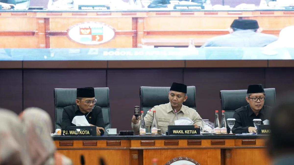 Wakil Ketua I DPRD Kota Bogor, Kenal Muttaqin mengetuk palu dalam rapat paripurna. (Foto: Humpro DPRD Kota Bogor)