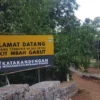 Titik masuk menuju ruang terbuka hijau di Bukit Mbah Garut, Kecamatan Cibiru, Kota Bandung.