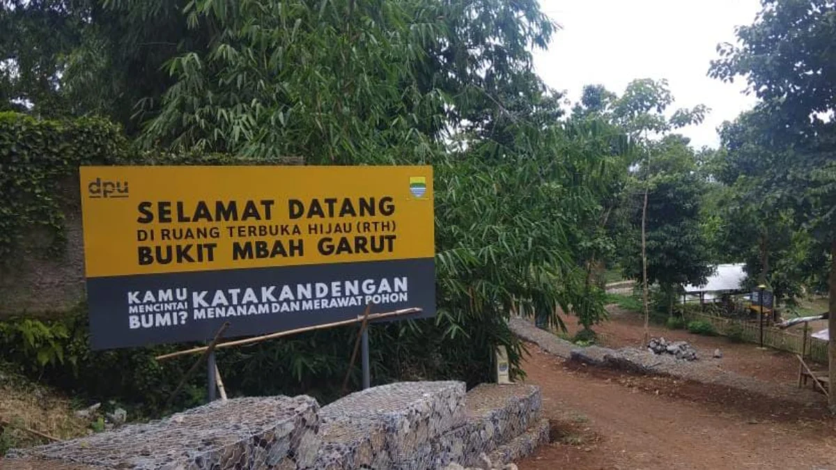 Titik masuk menuju ruang terbuka hijau di Bukit Mbah Garut, Kecamatan Cibiru, Kota Bandung.