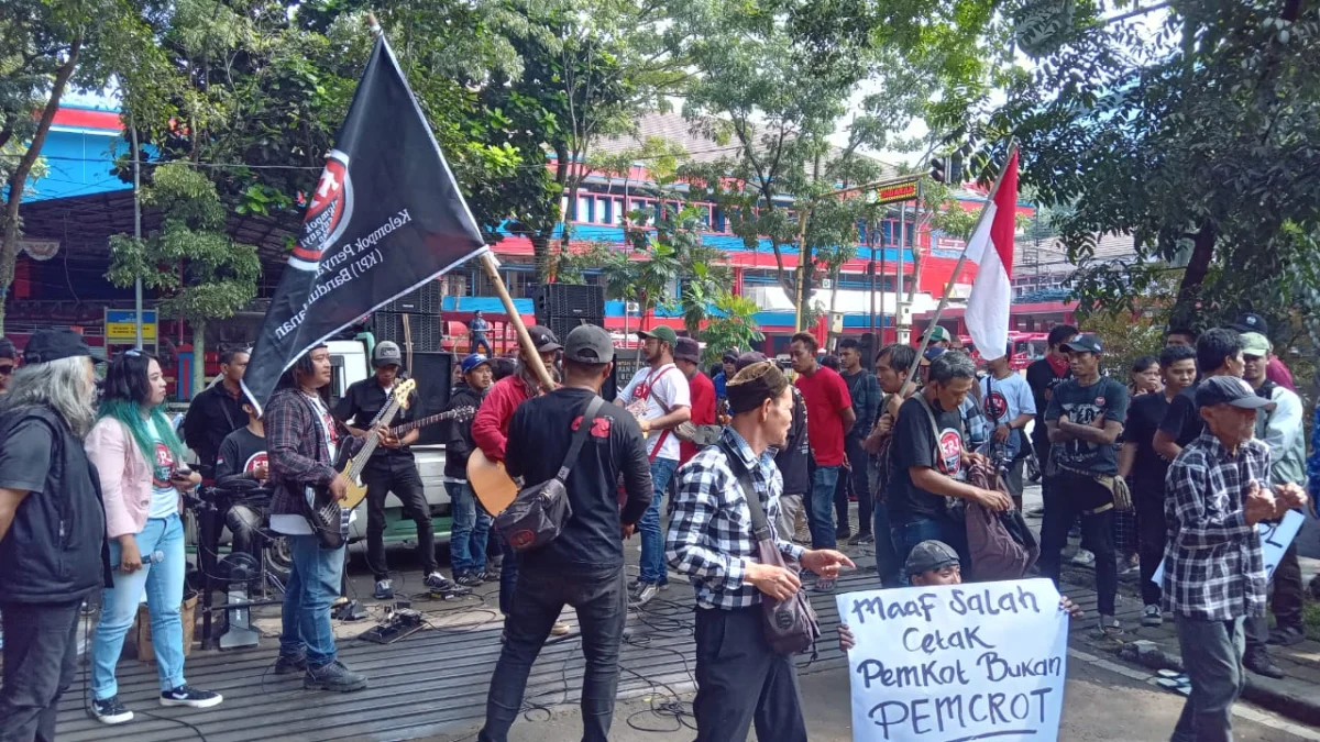 Aksi Kelompok Pengamen Jalan (KPJ) Kota Bandung tengah melakukan unjuk rasa di depan Gedung DPRD Kota Bandung, pada Senin (20/5).