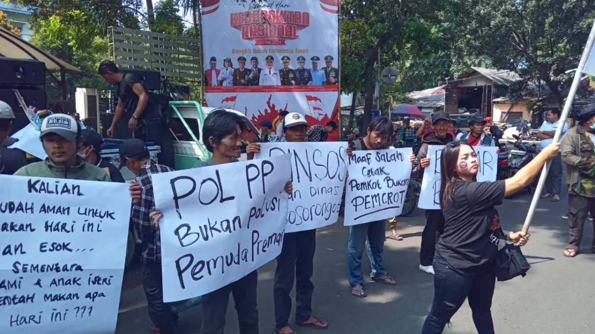 Desak Pemkot dan DPRD Kota Bandung Sediakan Ruang Ekspresi, KPJ: Lalai! Aksi Kelompok Pengamen Jalan (KPJ) Kota Bandung tengah melakukan unjuk rasa di depan Gedung DPRD Kota Bandung, pada Senin (20/5). (Nizar/Jabar Ekspres)