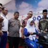 Ketua Yayasan AHM Ahmad Muhibbuddin bersama, Kepala Cabang Dinas Pendidikan Wilayah XII Provinsi Jawa Barat Dedi Suryadin, S.Pd., M.Pd., Kasat Binmas Polres Kota Tasikmalaya AKP Dede Tarmand S.H dan Chief Operating Officer PT Daya Adicipta Motora Lerri Gunawan meninjau kegiatan para siswa saat belajar berkendara menggunakan Honda Riding Trainer (HRT) dan Zona Praktik di Safety Riding Lab Astra Honda SMK Negeri 4 Tasikmalaya, Jawa Barat/ Dok. AHM