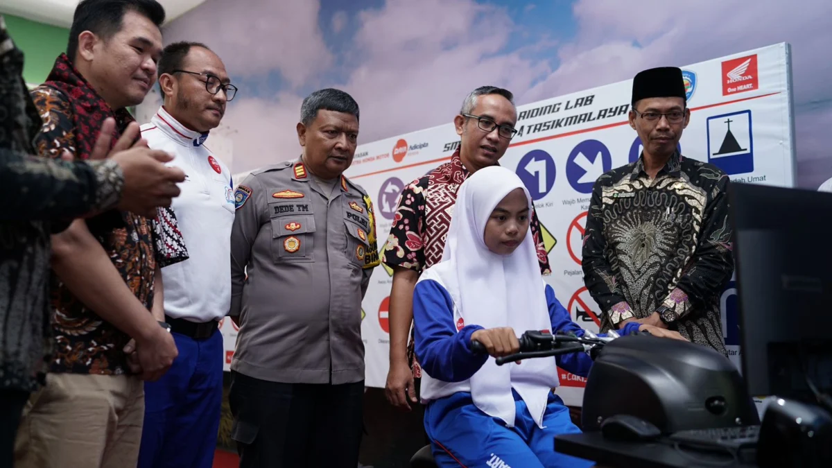 Perluas Komitmen, Safety Riding Lab Astra Honda Hadir di Tasikmalaya Ketua Yayasan AHM Ahmad Muhibbuddin bersama, Kepala Cabang Dinas Pendidikan Wilayah XII Provinsi Jawa Barat Dedi Suryadin, S.Pd., M.Pd., Kasat Binmas Polres Kota Tasikmalaya AKP Dede Tarmand S.H dan Chief Operating Officer PT Daya Adicipta Motora Lerri Gunawan meninjau kegiatan para siswa saat belajar berkendara menggunakan Honda Riding Trainer (HRT) dan Zona Praktik di Safety Riding Lab Astra Honda SMK Negeri 4 Tasikmalaya, Jawa Barat/ Dok. AHM