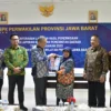 Perwakilan BPK Jawa Barat serahkan Laporan Hasil Pemeriksaan Atas Laporan Keuangan Pemerintah Kota Banjar Tahun Anggaran 2023 kepada Wali Kota Banjar