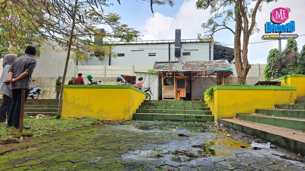 Limbah cair yang diduga dari IPAL Mie Gacoan rembes ke area Taman Kota Lapang Bhakti Kota Banjar, Selasa 21 Mei 2024. (Cecep Herdi/Jabar Ekspres)