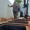 Fungsional Pengendali Dampak Lingkungan DLH Kota Banjar Wawan Setiawan saat mengecek bak pengolahan limbah milik Mie Gacoan Kota Banjar, Selasa 21 Mei 2024. (Cecep Herdi/Jabar Ekspres)