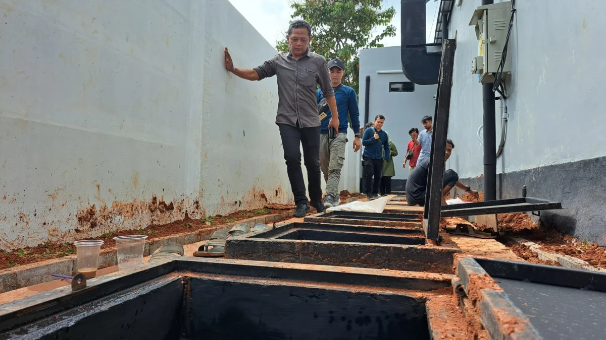 Fungsional Pengendali Dampak Lingkungan DLH Kota Banjar Wawan Setiawan saat mengecek bak pengolahan limbah milik Mie Gacoan Kota Banjar, Selasa 21 Mei 2024. (Cecep Herdi/Jabar Ekspres)