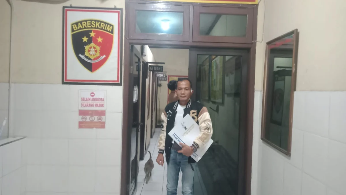 Korban saat membuat laporan di Polsek Cisarua. Foto : Sandika Fadilah /Jabarekspres.com