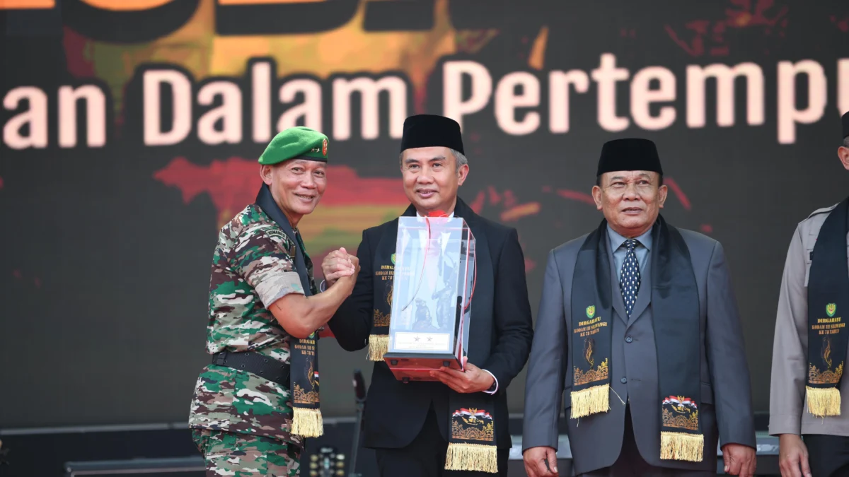 Pj Gubernur Jawa Barat Bey Machmudin menghadiri acara Syukuran HUT Ke-78 Kodam III/Siliwangi di Lapangan Upacara Makodam III/Siliwangi, Kota Bandung, Selasa (21/5/2024). (Foto: Rizal Fs/Biro Adpim Jabar)