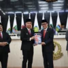 Jawa Barat Raih Opini Wajar Tanpa Pengecualian 13 Kali Berturut-turut Pj Gubernur Jawa Barat Bey Machmudin menghadiri Penyerahan LHP BPK RI atas Laporan Keuangan Pemerintah Provinsi Jawa Barat Tahun Anggaran 2023 di Ruang Rapat Paripurna DPRD Jabar, Kota Bandung, Selasa (21/5/2024) (Foto: Rizal Fs/Biro Adpim Jabar)