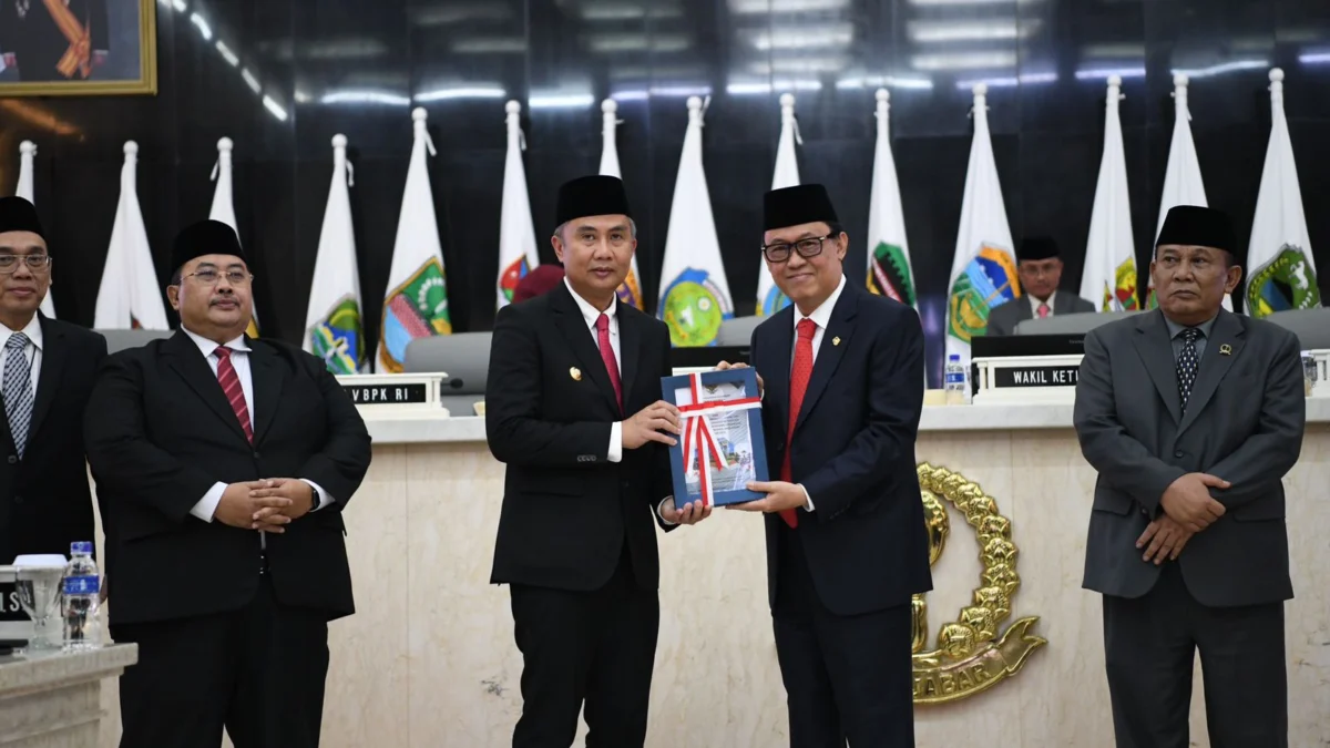 Pj Gubernur Jawa Barat Bey Machmudin menghadiri Penyerahan LHP BPK RI atas Laporan Keuangan Pemerintah Provinsi Jawa Barat Tahun Anggaran 2023 di Ruang Rapat Paripurna DPRD Jabar, Kota Bandung, Selasa (21/5/2024) (Foto: Rizal Fs/Biro Adpim Jabar)