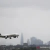 Arsip - Pesawar Singapore Airlines tiba dari Singapura mendarat di terminal internasional Bandara Sydney, saat sejumlah negara memberi reaksi atas varian baru virus corona Omicron ditengah pandemi COVID-19, di Sydney, Australia, Selasa (30/11/2021). ANTARA FOTO/REUTERS/Loren Elliott/RWA/djo