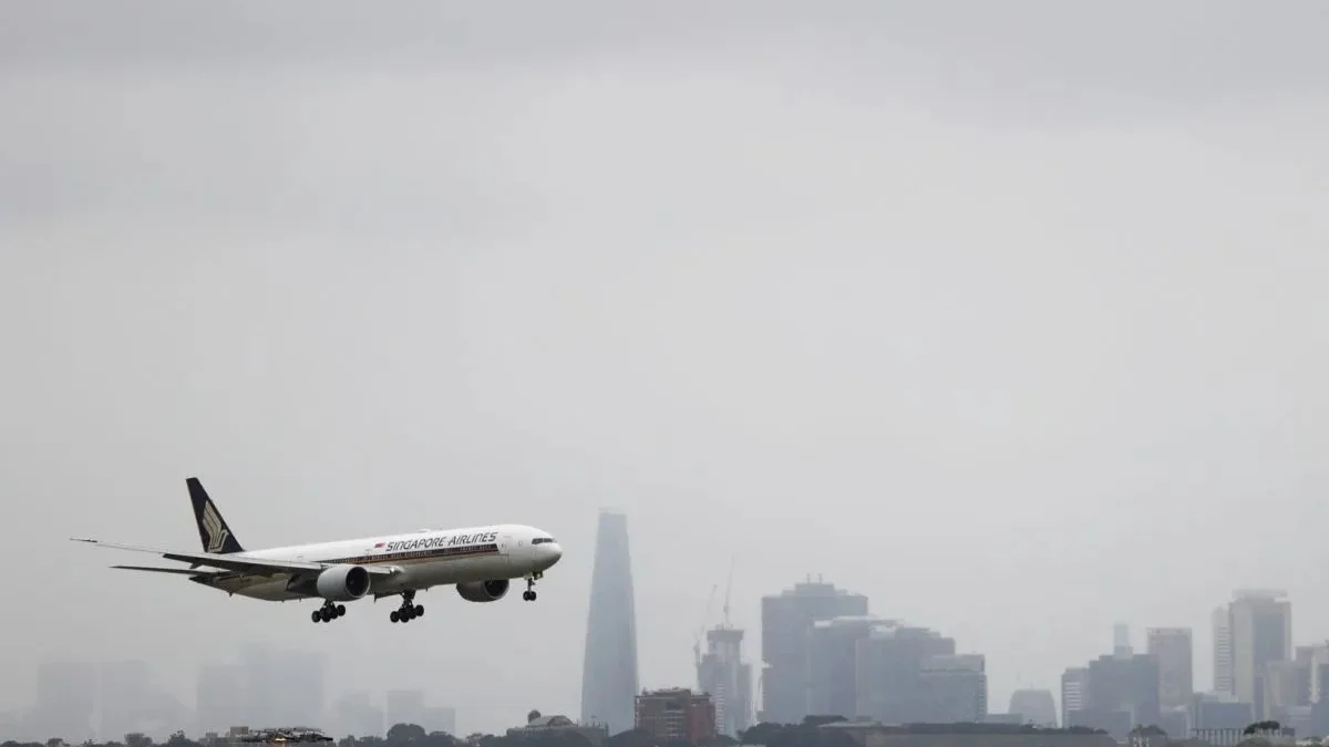 Arsip - Pesawar Singapore Airlines tiba dari Singapura mendarat di terminal internasional Bandara Sydney, saat sejumlah negara memberi reaksi atas varian baru virus corona Omicron ditengah pandemi COVID-19, di Sydney, Australia, Selasa (30/11/2021). ANTARA FOTO/REUTERS/Loren Elliott/RWA/djo