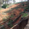 Jalan alternatif penghubung Kecamatan Gununghalu-Cianjur putus akibat tergerus longsor. Dok istimewa